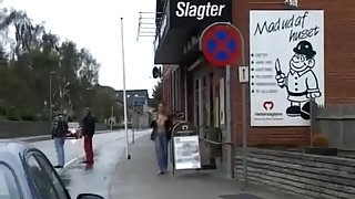 Amateur Girl Does The Dirty In Public Place